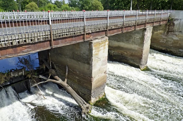 Puente sobre el río — Foto de Stock