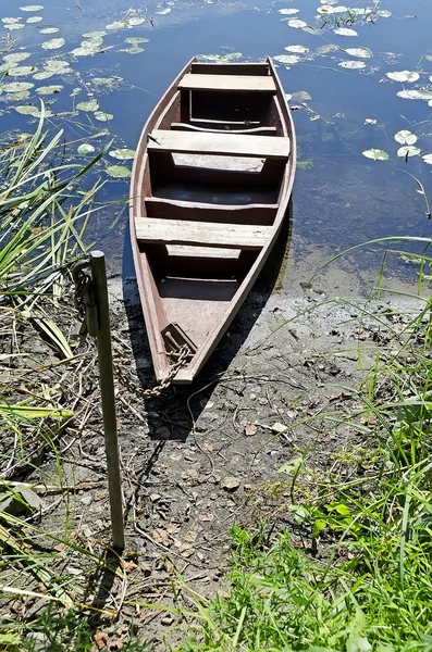 Gamla ensam träbåt — Stockfoto