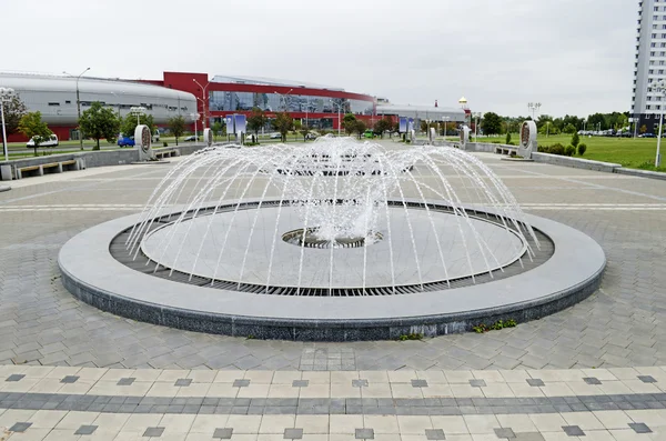 Paysage urbain avec vue sur la fontaine de Minsk — Photo