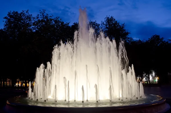 Fontana alla luce notturna — Foto Stock