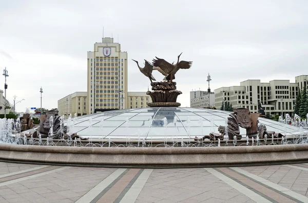Fontanna na placu niepodległości w Mińsku — Zdjęcie stockowe