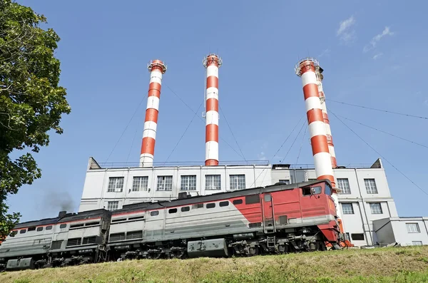 Movimentos de locomotivas contra a construção industrial — Fotografia de Stock