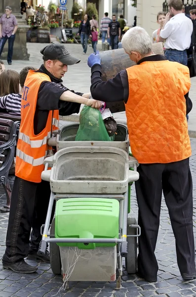 Kapıcılar temiz çöp lvov center Caddesi üzerinde — Stok fotoğraf