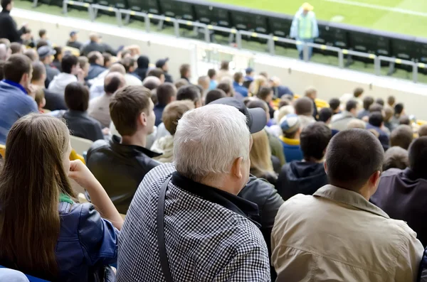 Os espectadores nas arquibancadas do estádio de futebol — Fotografia de Stock