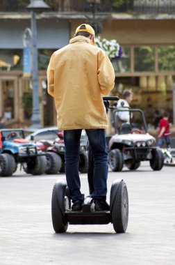 bir adam bir segway scooter rides