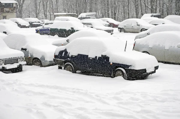 Zaparkowane samochody pokryte śniegiem — Zdjęcie stockowe