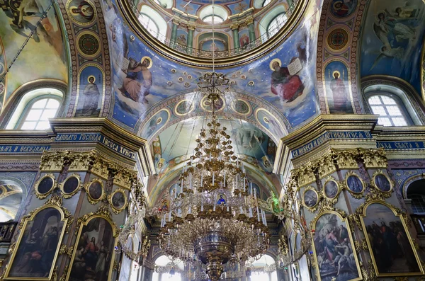 Innenraum der Entschlafungskathedrale in pochaev lavra (pocha) — Stockfoto