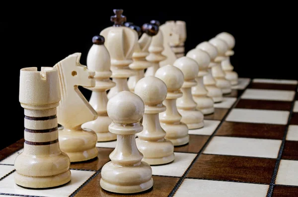 Schach, isoliert über Schwarz — Stockfoto