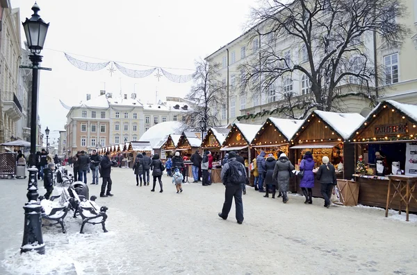 Vánoce a nový rok Bazar v centru lvov — Stock fotografie