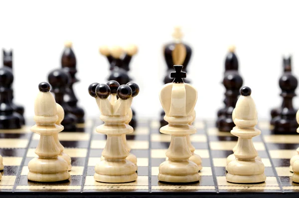 Шахматы, изолированные над белым — стоковое фото