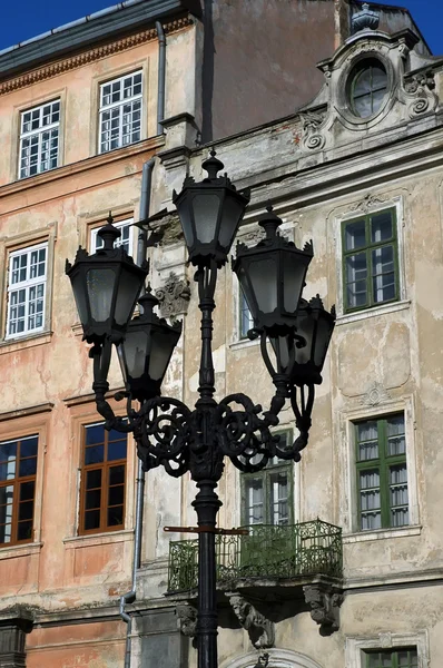 Luz de rua no fundo do edifício em Lvov — Fotografia de Stock