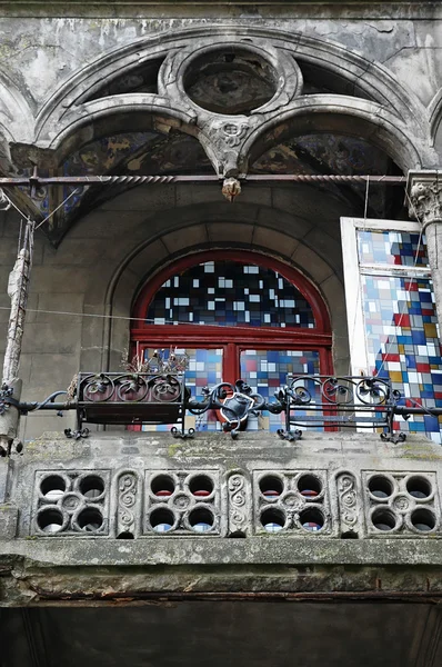 Hermoso balcón en una casa antigua en Lvov — Foto de Stock