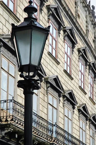 Luz de rua no fundo do antigo edifício em Lvov — Fotografia de Stock