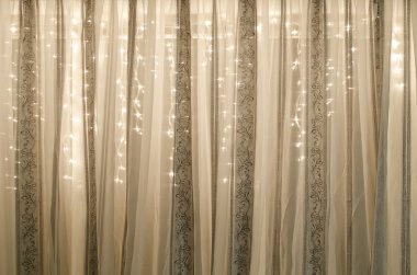 şeffaf perdeler ile elektrik çelenk süslenmiş