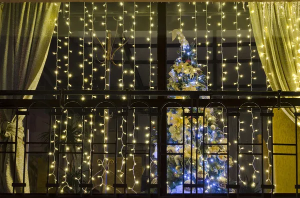 altın ile süslenen pencere dışında güzel Noel ağacı