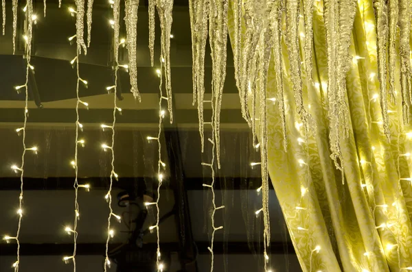 Prachtige Kerstboom buiten het raam, versierd met goud — Stockfoto