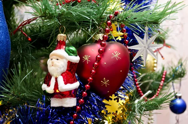 Nya året bakgrund - vackra leksaker på en julgran - santa — Stockfoto