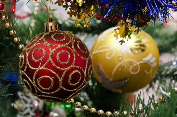 Fondo de Año Nuevo - juguetes hermosos en un árbol de Navidad - dos C —  Fotos de Stock