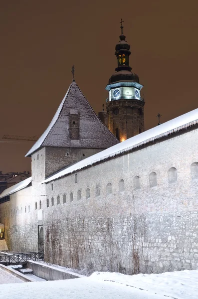 Verschneites Bernardinenkloster in Lwow in der Nacht — Stockfoto