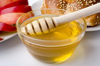 elma, challah ve kase bal dilimler halinde kesilmiş