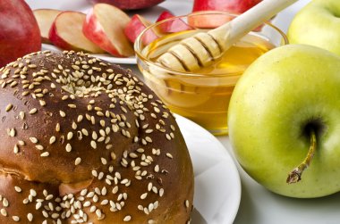 Natürmort closeup - challah, elma ve kase bal