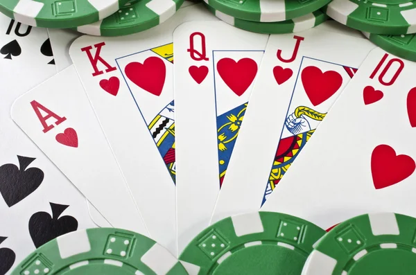 İskambil kartları (royal flush) ve casino fişi — Stok fotoğraf