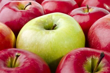 Kırmızı elma closeup tarafından çevrili yeşil elma