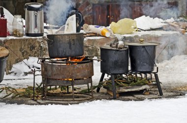 büyük tencere üzerinde açık bir yemek pişirmek için açık havada kışın yangın