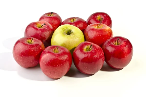 Un montón de manzanas apetitosas aisladas sobre blanco —  Fotos de Stock