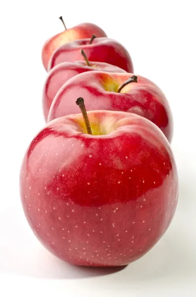 Five apples lined up in a straight line, isolated over white — Stock Photo, Image