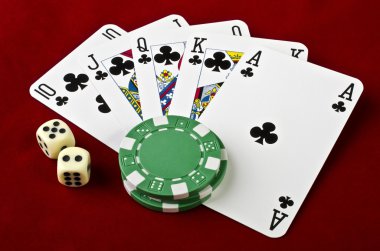 iskambil kartları (royal flush), casino fişleri ve dices