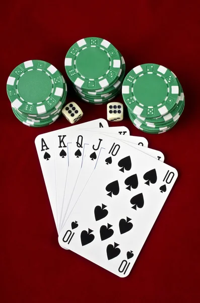 Cartas de jogo (Royal Flush), fichas de casino e dados — Fotografia de Stock