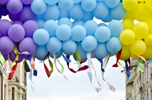 Kolorowe balony z rozwijającymi się kolorowymi wstążkami — Zdjęcie stockowe