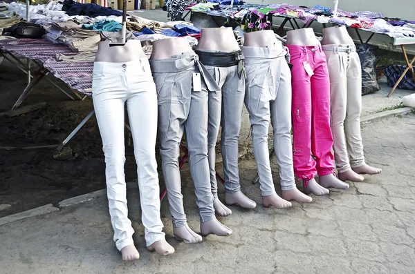 Mannequins permanent in de markt — Stockfoto