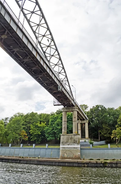 Ponte sul fiume — Foto Stock