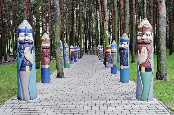 Entrance to the park with wooden sculptures of knights — Stock Photo, Image