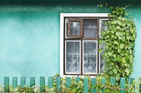 Окно в загородном доме — стоковое фото