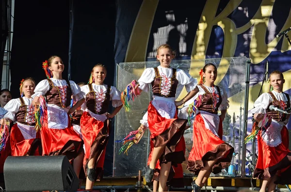 Ukrainian girls in traditional dress dancing a folk dance — Stock Photo, Image