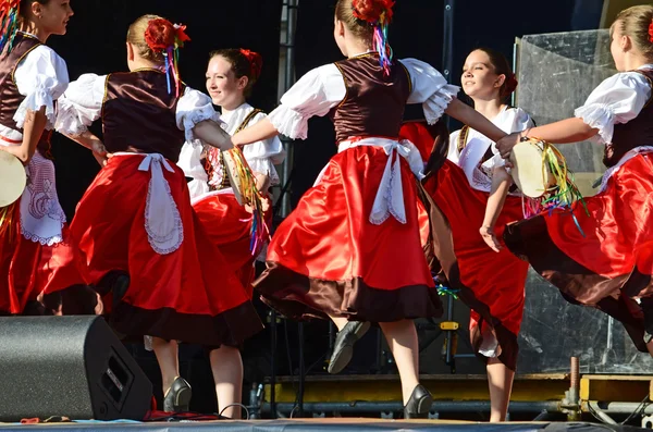Meninas ucranianas em vestido tradicional dançando uma dança popular — Fotografia de Stock