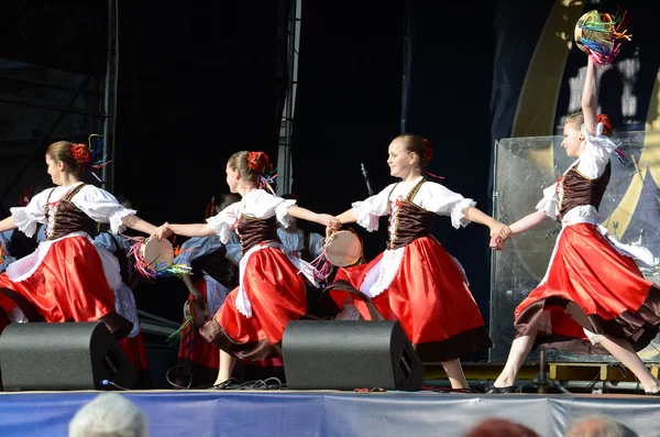 Ukrainian girls in traditional dress dancing a folk dance — Stock Photo, Image