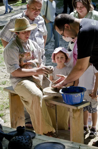 Master teaches pottery everyone — Stock Photo, Image