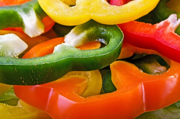 Voedsel achtergrond - kleurrijke paprika's gesneden — Stockfoto