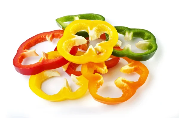 Gesneden zoete kleurrijke paprika's geïsoleerd over Wit — Stockfoto