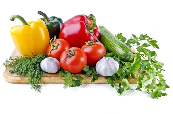 Verão ainda vida consistindo de vegetais isolados sobre branco — Fotografia de Stock