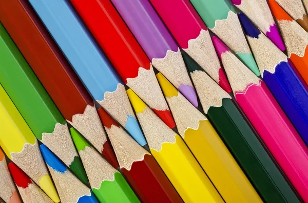 Lápices de colores de cerca dispuestos en una fila en la diagonal — Foto de Stock