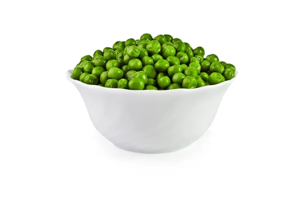 Grüne Erbsen in einer Salatschüssel isoliert über weiß — Stockfoto