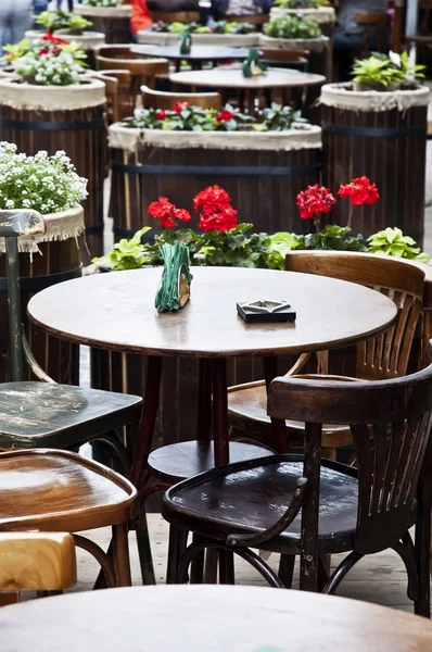 Vintage tafel en stoelen in een straat café — Stockfoto