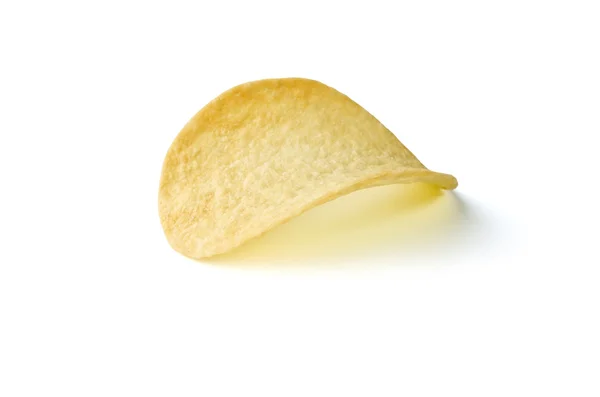 Kartoffelchips in Großaufnahme, isoliert über weiß — Stockfoto