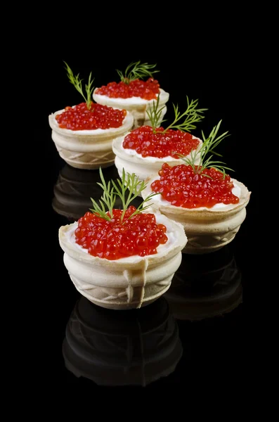 Caviar rojo en tartaleta, aislado sobre negro — Foto de Stock