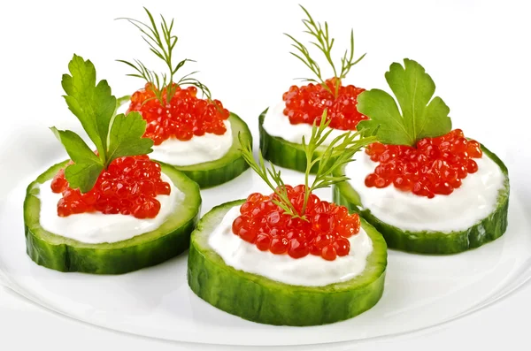 Yeşil salatalık üzerinde beyaz üzerine kırmızı havyar — Stok fotoğraf